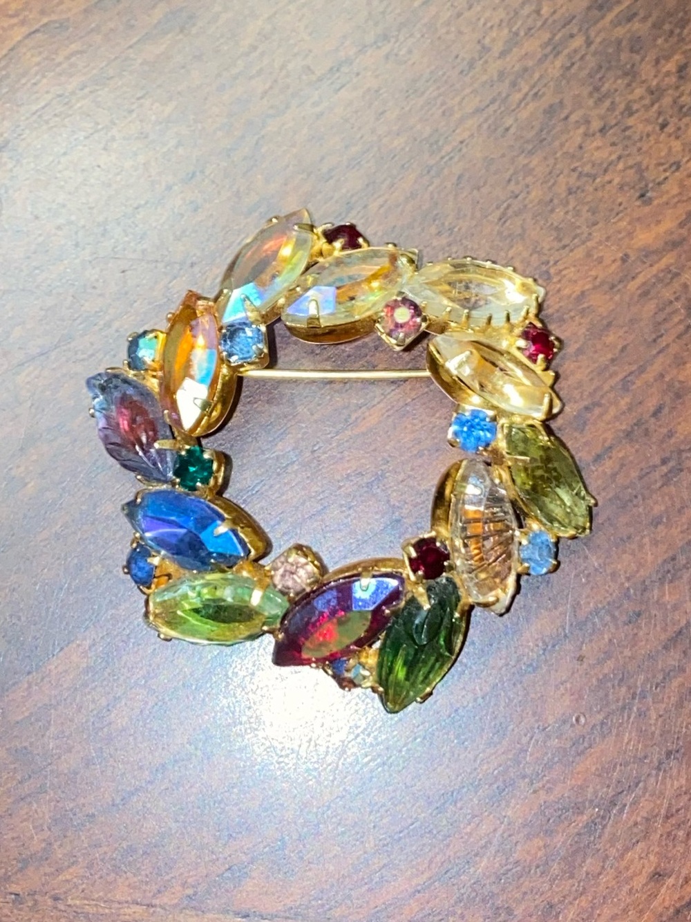 Vintage Confetti Rhinestone Wreath Brooch Swirl Jewel Tone Gold Pin 1.75”